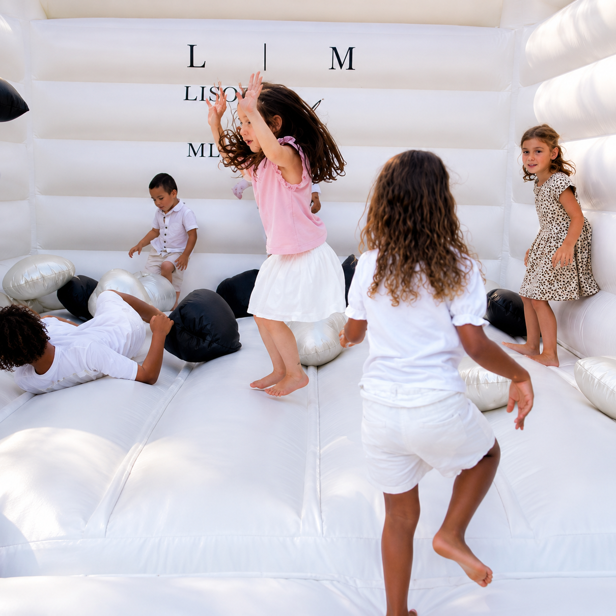 Enfants jouant dans un univers Royal Activity